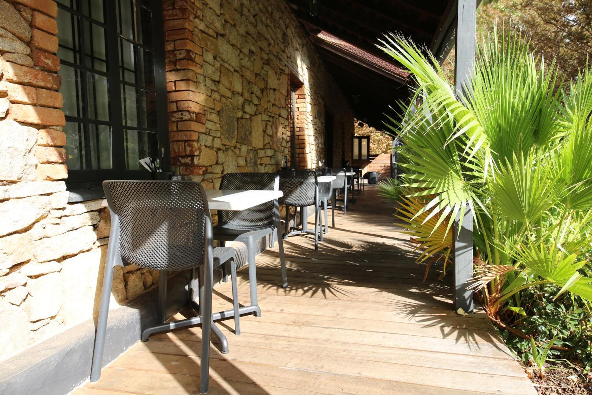 Mahogany Inn And Distillery Mahogany Creek Exterior foto